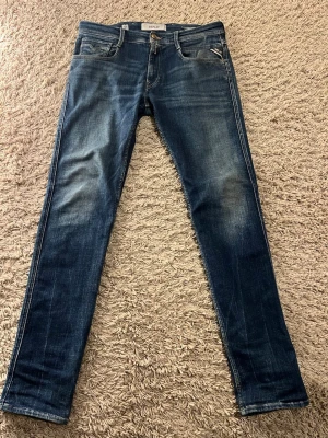 Blå Replay Anbass jeans - Tja säljer nu dessa sjukt snygga Replay Anbass jeansen👖Storleken är W32 L34 och skicket är mycket bra inga defekter🤩| Vid frågor är det bara att skriva🙌🏼