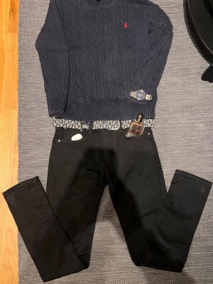 Svarta jeans från Nudie  - Säljer ett par klassiska svarta jeans från Nudie Jeans. De har perfekt passform och mkt sköna. Detta är ett ryktigt schysst par, med riktigt fet tvätt. De är i storlek 30/32 (W30 & L32). De passar väldigt bra till nästan allt, vilket gör dem väldigt lätt att matcha. Jag skulle säga att 269kr är ett väldigt bra pris för ett par i detta skick och utseende! Nypris: 1800 typ & skick: 10/10 (precis nya). Hör bara av dig vid minsta fundering & priset är inte hugget i sten!