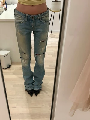 Ljusblå ripped jeans från Honey - Säljer ett par ljusblå slitna jeans från Honey. Bootcut. Jeansen har låg midja, köpta i Grekland. Jensen passar mig som vanligt vis bär 32💕