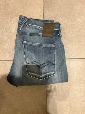 Replay anbass  - Tjena, säljer nu dessa riktigt snygga Replay anbass i Stl W31 L32 . Dom är i riktigt bra skick. Nypris 1600✅Vid minsta funderingar så är det bara att höra av sig//Allt gott