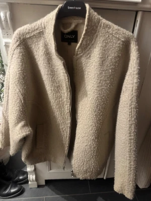 fluffig bomberjacka  - jättenajs fluffig jacka från only zalando!