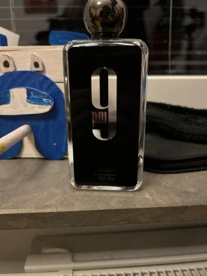 Afnan 9PM EdP 100ml - Afnan 9PM EdP är en parfym med modern design och tydlig attityd. Flaskan rymmer 100 ml och passar dig som vill sticka ut med en stilren accessoar på hyllan. Perfekt för dig som gillar trendiga dofter och vill ha något unikt.