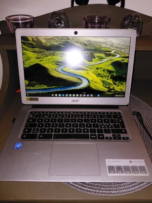 Acer Chromebook 14 CB3-431 - Acer Chromebook 14 CB3-431 med 14'' Full HD IPS-skärm, upp till 12 timmars batteritid och ultratunn metallchassi. Utrustad med Intel Inside och bredvinklig webbkamera. Gott skick, inga synliga defekter eller större slitage.