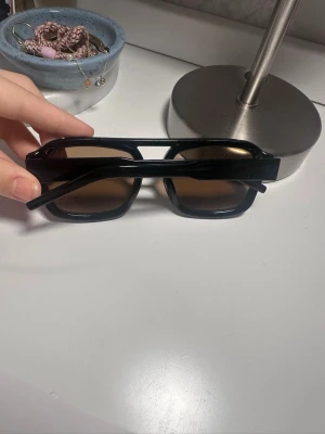 Solglasögon  - A. Kjærbede kaya black solglasögon. Nästan helt oanvända och super bra skick!