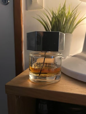 YSL L'Homme Intense EdP 60ml - YSL L'Homme Intense är en elegant parfym i en stilren flaska. Volymen är 60 ml, perfekt för dig som vill ha en exklusiv doft i vardagen. Snygg detalj med YSL-loggan på locket. Parfymen tillverkad inte längre= sällsynt 