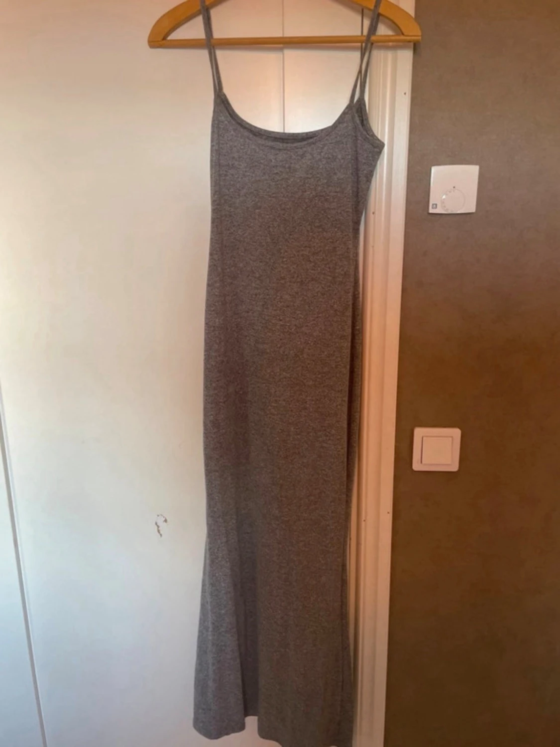 Grå långklänning med smala axelband