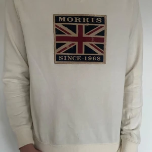 Beige tröja från Morris - Säljer nu denna sjukt snygga Morris tröjan som inte säljs längre. Tröjan är Storlek S, men passar absolut folk med storlek medium. Skick 9/10