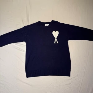 AMI sweatshirt  - AMI sweatshirt i mycket bra skick, inga hål eller defekter. Passar som vanlig storlek L. Säljer då den inte passar mig längre. OBS: Den är stor i kragen. 