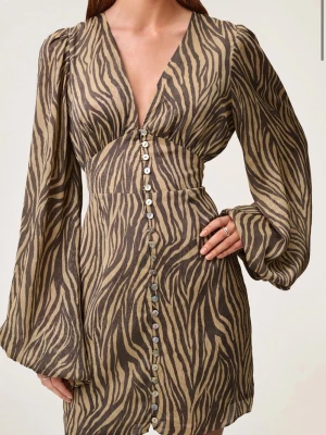 Adoore klänning - ”Florence dress” från Adoore, i färgen beige zebra, storlek 36 men är liten i storleken så passar mig som vanligtvis har xs/s, använd en gång- som ny, nypris 1500! 🤎 