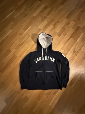 Sandhamn Hoodie - Skön Sandhamn hoodie, väldigt fräsch och frän i nytt skick. 