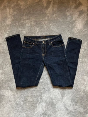 Nudie jeans - Säljer ett par riktigt feta Nudie jeans i blått | Jeansen är knappt använda | Slim i passform | W30 L32 | Hör gärna av dig vid frågor eller funderingar | Pris kan alltid diskuteras |