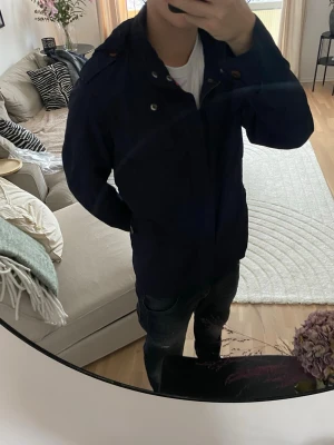 Tunn fieldjacket - En tunn mörkblå fieldjacket! | Funkar perfekt till våren!☀️| Jag på bilden är 185cm | Hör av dig vid fundering!