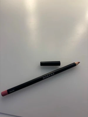 Morphe läppenna Foolish rosa - Läppenna från Morphe i nyansen Foolish, en snygg rosa ton. Pennan har svart kropp med tydlig färgmarkering i änden och ett avtagbart svart lock. Perfekt för att definiera och forma läpparna med precision. Inte använd särskilt mycket🩷