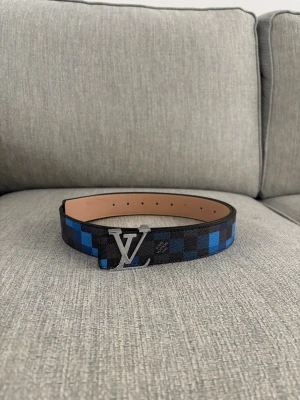 Svart blårutigt bälte - Snyggt bälte med svart blålrutigt bälte. Helt ny. No size. Pris kan diskuteras!