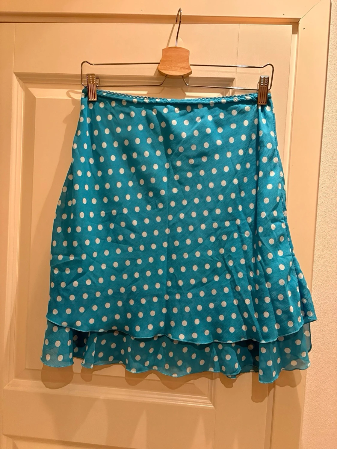 Turkos prickig volangkjol