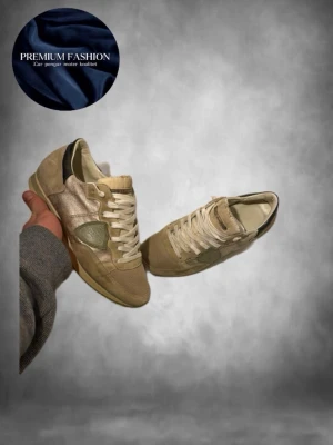 Philippe Model trpx - Tjenaret! Säljer ett par snygga beige sneakers från Philippe Model trpx med vita snören och detaljer i mocka och skinn. Skorna har en klassisk låg siluett och rund tå, samt en platt sula. Perfekta för dig som gillar stilrena och feta skor som passar till allt. Skick 8/10 som på bilderna🤩storlek 39 men kan passa 40! Har du någon fråga eller fundering är det bara att höra av sig🤗 Mvh premium fashion😁(inget og)