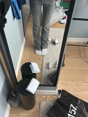 Gråa lågmidjade jeans bootcut - Säljer ett par grå lågmidjade jeans med bootcut passform. Jeansen har klassiska fem fickor, normal passning och är tillverkade i ett slitstarkt jeanstyg av bomull. Snygg tvättad look och passar perfekt till sneakers eller boots. Pris kan diskuteras!❤️