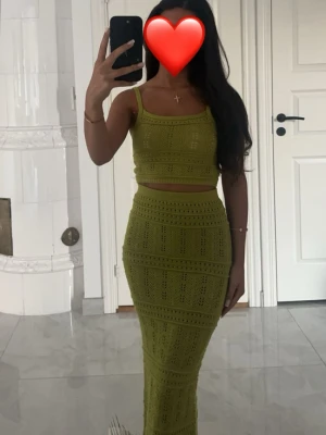 Grön stickad set från stradivarius  - Säljer ett grönt stickad set från stradivarius. Toppen är croppad och har en slim passform som framhäver midjan. Kjolen sitter också åt fint men bekvämt på kroppen. Perfekt för sommarens alla tillfällen🥰