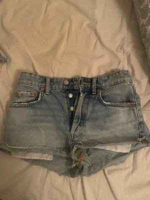 Jeans shorts zara - Lågmidjade Jeans shorts ifrån Zara i storlek 32, säljer då de inte kommer till användning. Nytt skick! 