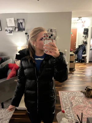 Svart pufferjacka från Massimo Dutti - Säljer en svart pufferjacka från Massimo Dutti med hög krage och dragkedja framtill. Jackan har en clean look, är vadderad och har långa ärmar. Perfekt för kalla dagar och riktigt snygg till streetwear-stil.