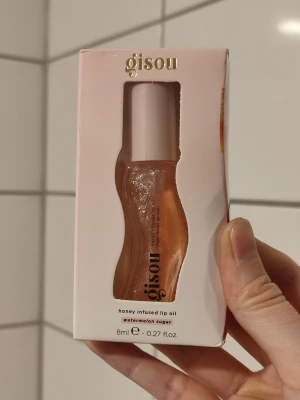 Gisou Honey Infused Lip Oil - Watermelon Sugar - Gisou Honey Infused Lip Oil i doften Watermelon Sugar. Innehåller 8ml. Helt nytt i förpackningen!