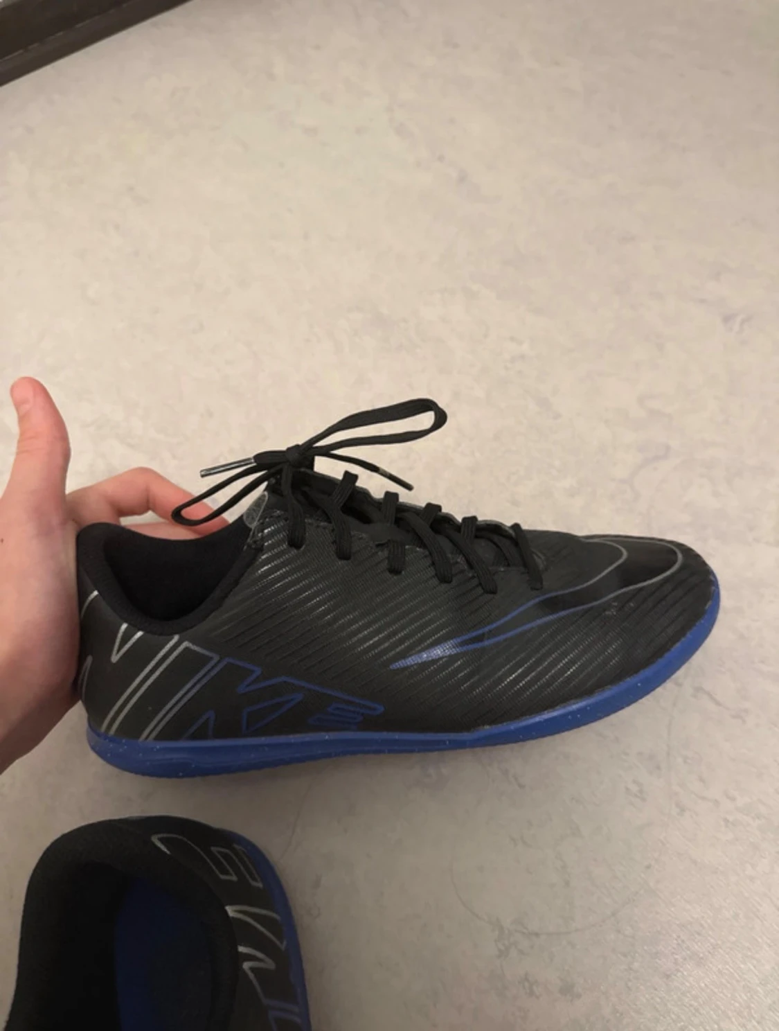 Svarta Nike fotbollsskor med blå sula - 3