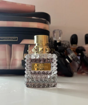 Valentino Parfym - Valentino donna 50 ml eau de parfum. Knappt använd💗