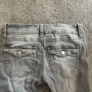 Lågmidjade jeans  -  Superfina låg midjade jeans 