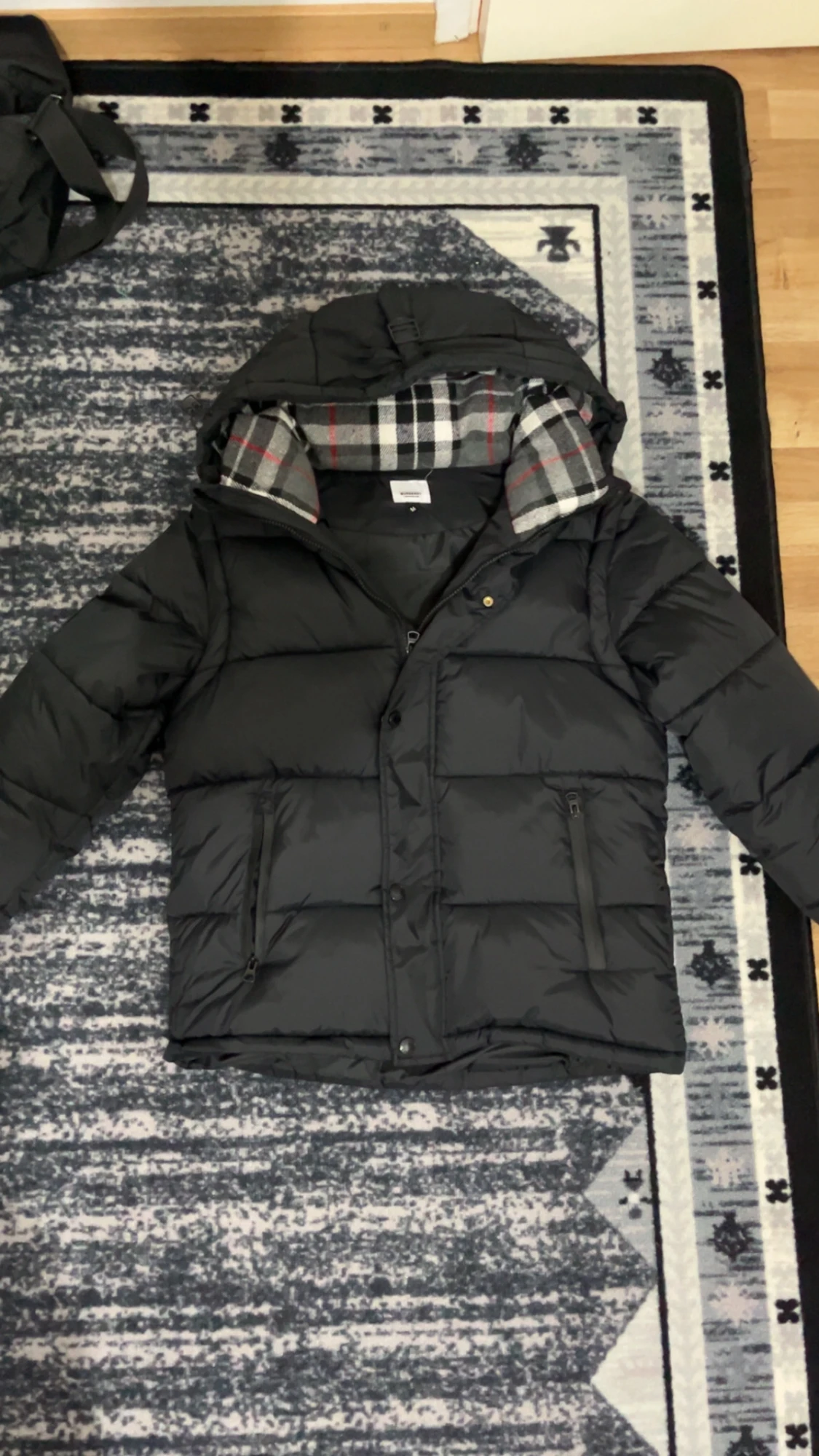 Svart pufferjacka Burberry M