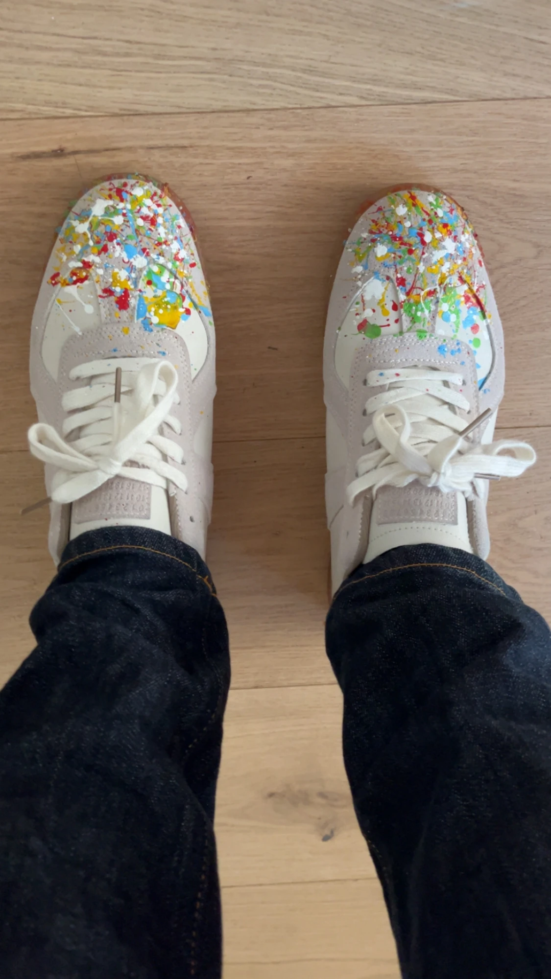 Beige sneakers med färgstänk