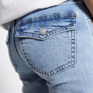 Bootcut med snygga fickor - Super snygga bootcut jeans I strl xs, superskön passform som sitter snyggt, varsamt andvända utan några som helst defekter💓kontakta mig om du har frågor!    #Spets #spetstopp #spetslinne #volanger #volangtopp #volanglinne #croptop #bohochic #bohemisk #bohemian #Y2K #vintagelove #alternative #Abercrombie #coquette #ibizasummer #flowers #blommig #sommartopp #sommar #glittrig #guldig #festtopp #söt #cute #plisserad #meshtop #sheertop #seethrough #genomskinlig #peplum #cottagecore #korsett #neglige 