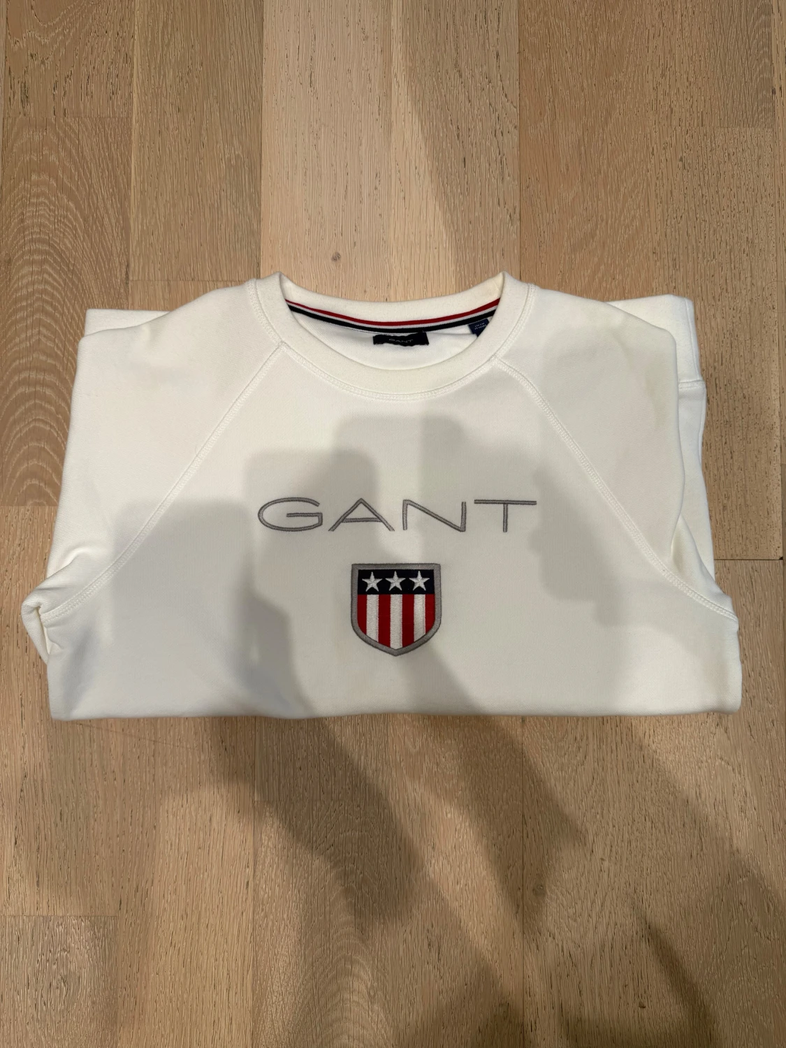 Vit sweatshirt från GANT med broderad logga - 2