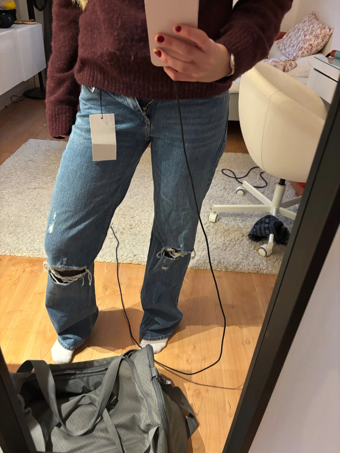 Lågmidja blå slitna jeans med hål 