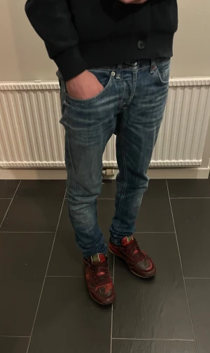 Dondup George  - Dondup George i super bra skick. Sitter riktigt bra. Passar mig som är 176. Strl 32. Hör av dig vid frågor