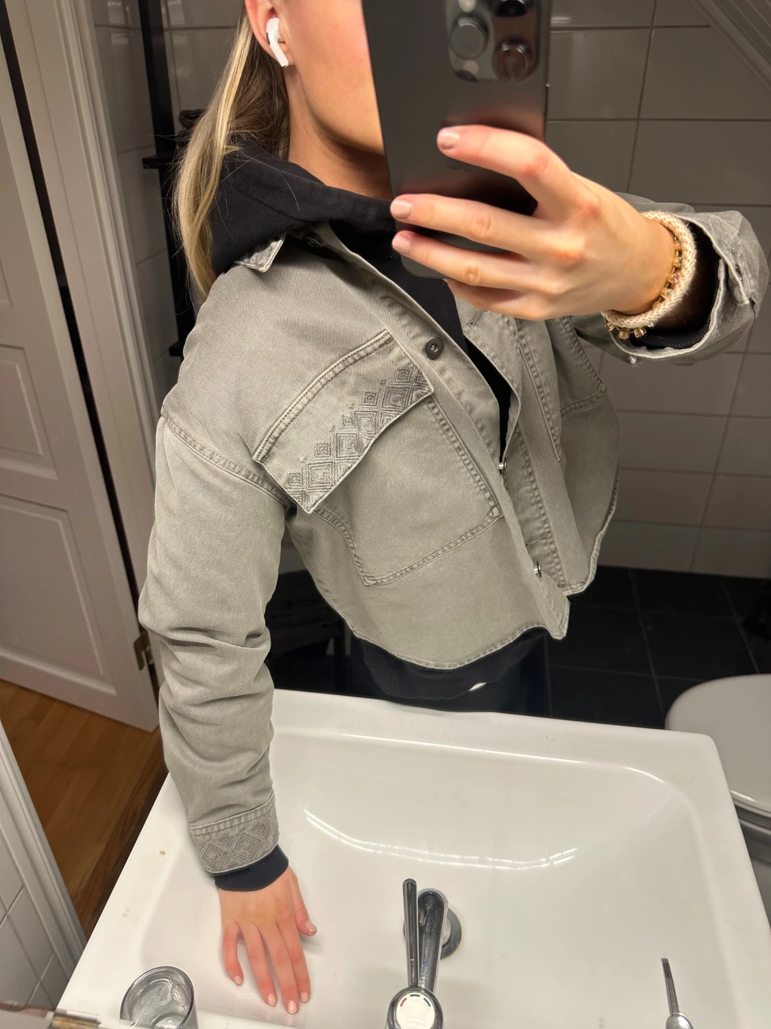 Grå  jeansjacka med broderi - 1