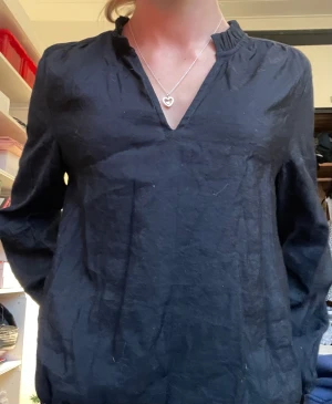 Jättesnygg blus från Vero Moda!  - En jättesnygg luftig och skön blus från Vero Moda! Har sytt upp i längden eftersom den var för lång och råkade ha vit tråd som syns lite grann längst ner, har dock inte varit något som påverkat mig när jag haft på mig den. Använd ett fåtal gånger eftersom jag inte brukar klä upp mig så ofta❤️buda gärna men köpt ganska dyrt för ungefär 450kr tror jag, mer av en S 