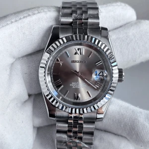 Seikmod automatisk klocka i silver romerska siffror - Snygg automatisk klocka från Seiko med silverfärgad urtavla och boett. Klockan har romerska siffror, datumvisning med förstoring och en klassisk länkarmband i rostfritt stål. Perfekt för dig som gillar stilren och tidlös design.