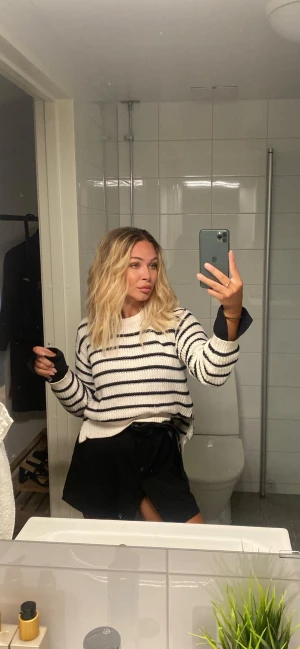 Stickad tröja - Dragkedja på varje sida, se bild!