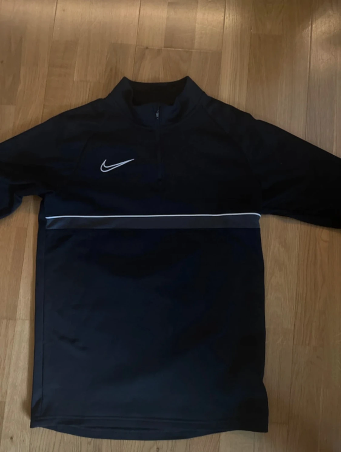 Svart Nike Dri-Fit träningströja S