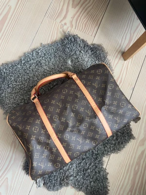 Duffle Bag - Sjuk fet duffle bag. Bra rymlighet och perfekt för resor. Knappt använd. Pris kan absolut diskuteras! Hör av er vid frågor eller funderingar!