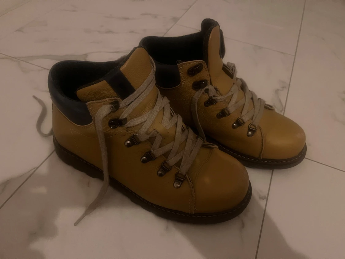 Beige kängor med snörning