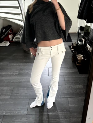 Vita low rise jeans  - Superfina vita lågmidjade jeans med snygga detaljer framtill. De va omsydda till bootcut av tidigare ägaren. Innerbenslängden 82 cm och midjemåttet runt 38 cm. Skriv vid frågor 💕💕