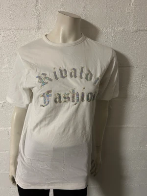 Rivsldi T-shirt storlek M. Med detaljer. - Jättesnygg T-shirt från Rivaldi. Storlek M. Helt ny.