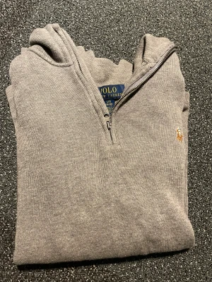 Ralph Lauren zip - Supersnygg quarter zip från Ralph lauren. Använd men väldigt bra skick. Passar 160-170cm.
