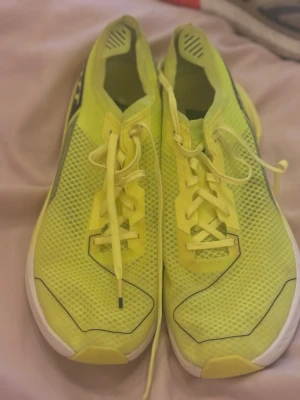Scott Speed Carbon RC löparskor gul - Säljer ett par Scott Speed Carbon RC löparskor i en riktigt snygg neongul färg med svarta detaljer. Skorna har mesh-ovandel för bra ventilation, snörning och en vit/gul sula med Carbitex-platta för extra respons. Perfekta för dig som vill springa snabbt och sticka ut.