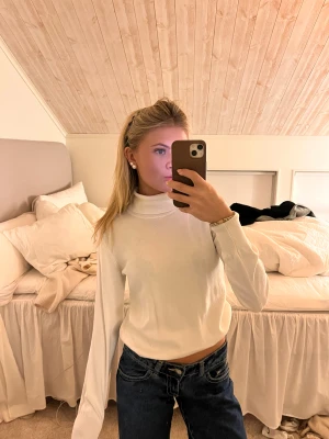 Vit polotröja - Vit polotröja i tajt modell ifrån HM i storlek xs