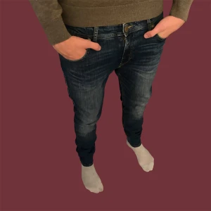 Jack & Jones Jeans Slim fit - Säljer snygga jack & jones jeans som sitter 32/31! Mycket bra skick, snygg tvätt och bra passform. Pris 119 eller kom med bud! BVSA💰