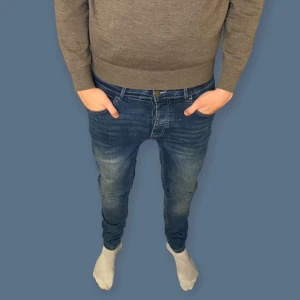 Blåa slim fit jeans - Snygga slim fit jeans i storlek 32/34. Märke okänt. Utmärkt skick! Pris 99 eller kom med bud! BVSA💰