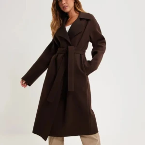  Nelly kappa - Fin brun kappa från nelly! Bra skick, men lite nopprig💗 Köpt för 999!