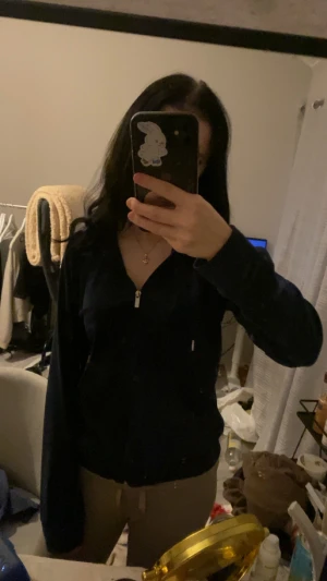 Gina Tricot Mörkblå plysch hoodie med dragkedja - Säljer en mörkblå hoodie med hel dragkedja framtill och justerbara snören vid huvan. Jackan har en enkel och clean look, perfekt för chill dagar. Långärmad och med fickor på sidorna. Plysch material